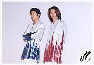 【中古】生写真(ジャニーズ)/アイドル/Kinki Kids Kinki Kids/堂本光一・堂本剛/横型・膝上・衣装白・剛青・光一赤・剛腕組み/公式生写真