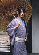 【中古】生写真(男性)/俳優 矢崎広(土方歳三)/膝上・和服紫・右手傘・キャラクターショット/ミュージカル「薄桜鬼」公式生写真