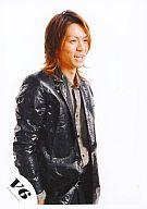 【中古】生写真(ジャニーズ)/アイドル/V6 V6/森田剛/膝上・衣装黒・インナーシャツグレー・目線右・背..