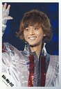 【中古】生写真(ジャニーズ)/アイドル/Kis-My-Ft2 Kis-My-Ft2/藤ヶ谷太輔/ライブフォト・バストアップ・衣装銀・赤・右手パー・笑顔・背景青/公式生写真 - ネットショップ駿河屋 楽天市場店