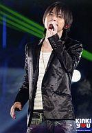 【中古】生写真(ジャニーズ)/アイドル/KinKi Kids KinKi Kids/堂本光一/ライブフォト・上半身・ジャケット黒・インナー白・左手マイク・枠無し・ロゴ入り「KinKi you」/キンキキッズ 緊急全国ツアー KinKi you コンサート。(3)