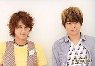 【中古】生写真(ジャニーズ)/アイドル/NEWS(テゴマス) NEWS(テゴマス)/手越祐也・増田貴久/バストアップ・横型・背景白・目線斜め右・手越衣装黄色・増田シャツグレー「テゴマス1stライブ テゴマスのうた」/公式生写真