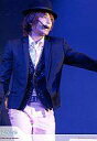 【中古】生写真(ジャニーズ)/アイドル/NEWS NEWS/手越祐也/ライブフォト・膝上・ジャケット紺・ズボンピンク・帽子・目線右「Johnny’s web」/公式生写真