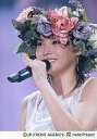 【中古】生写真(ハロプロ)/アイドル/ハロプロ ハロプロ/松浦亜弥/ライブフォト・バストアップ・衣装白・左手マイク・花飾り・目線左・背景紫/公式生写真