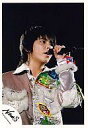 【中古】生写真(ジャニーズ)/アイドル/NEWS NEWS/手越祐也/ライブフォト・バストアップ・衣装白・左手マイク・背景黒/公式生写真