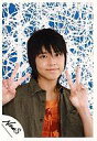 【中古】生写真(ジャニーズ)/アイドル/NEWS NEWS/手越祐也/バストアップ・衣装カーキ色・シャツオレンジ・両手ピース・背景白・青/公式生写真(3)