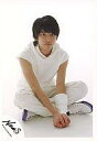 【中古】生写真(ジャニーズ)/アイドル/NEWS NEWS/手越祐也/衣装白・あぐら・カメラ目線・背景白/公式生写真