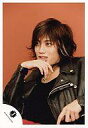 【中古】生写真(ジャニーズ)/アイドル/KAT-TUN KAT-TUN/赤西仁/バストアップ・衣装黒・右手口元・左手上げ・背景オレンジ/公式生写真 - ネットショップ駿河屋 楽天市場店