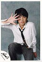 【中古】生写真(ジャニーズ)/アイドル/NEWS NEWS/手越祐也/膝上・シャツ白・ネクタイ黒・右手パー・背景グレー/公式生写真