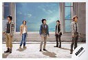 【中古】生写真(ジャニーズ)/アイドル/嵐 嵐/集合(5人)/横型・全身・カーキ色ジャケット・ズボンベージュ・センター二宮・体右向き・背景青空・「To be free」/公式生写真