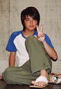 【中古】生写真(ジャニーズ)/アイドル/NEWS NEWS/手越祐也/全身・シャツ白・袖青・ズボンカーキ色・サンダル・左手ピース・背景コンクリート/Jonny’s Film Festa 2005/公式生写真