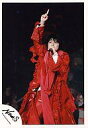 【中古】生写真(ジャニーズ)/アイドル/NEWS NEWS/手越祐也/ライブフォト・膝上・衣装赤・左手マイク・右手人差し指立て・背景黒/公式生写真