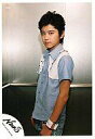【中古】生写真(ジャニーズ)/アイドル/NEWS NEWS/手越祐也/膝上・シャツ水色・体左向き・ジーンズ・背景グレー/公式生写真