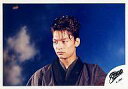 【中古】生写真(ジャニーズ)/アイドル/SMAP SMAP/香取慎吾/横型・バストアップ・和服黒・目線左・背景青/公式生写真
