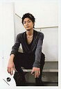 【中古】生写真(ジャニーズ)/アイドル/Kis-My-Ft2 Kis-My-Ft2/横尾渉/全身・グレーシャツ・ズボン黒・階段に座り・両手膝上・ネックレス・カメラ目線・背景白/公式生写真