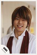【中古】生写真(ジャニーズ)/アイドル/NEWS NEWS/増田貴久/バストアップ・茶色のストール・シャツ白・笑顔/公式生写真