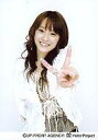 【中古】生写真(ハロプロ)/アイドル/モーニング娘。 モーニング娘。/高橋愛/上半身・衣装白・グレー・左手ピース・人差し指に指輪・笑顔・右手後ろ/公式生写真
