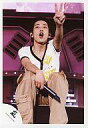 【中古】生写真(ジャニーズ)/アイドル/嵐 嵐/二宮和也/ライブフォト・座り・衣装白・左手ピース・右手マイク/公式生写真