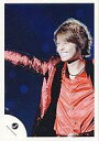 【中古】生写真(ジャニーズ)/アイドル/NEWS NEWS/手越祐也/ライブフォト・上半身・衣装赤黒・目線左・背景黒/公式生写真