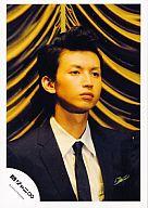 【中古】生写真(ジャニーズ)/アイドル/関ジャニ∞ 関ジャニ∞/大倉忠義/バストアップ・ジャケット黒・ネクタイ黒・シャツ白・背景カーテン・目線右/公式生写真