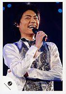 【中古】生写真(ジャニーズ)/アイドル/Kis-My-Ft2 Kis-My-Ft2/横尾渉/ライブフォト・上半身・衣装白・銀・腕組み・右手マイク・笑顔・背景黒/公式生写真