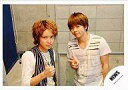【中古】生写真(ジャニーズ)/アイドル/NEWS(テゴマス) NEWS(テゴマス)/手越祐也・増田貴久/横型・上半身・黒・白のストライプ柄ベスト・増田右手ピース・シャツ白・背景グレー/公式生写真
