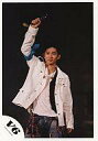 【中古】生写真(ジャニーズ)/アイドル/V6 V6/三宅健/ライブフォト・膝上・ジャケット白・インナー白・ジーンズ・右手上げ・マイク・背景黒/公式生写真