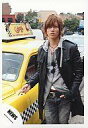 【中古】生写真(ジャニーズ)/アイドル/NEWS NEWS/山下智久/膝上・ジャケット黒・ジーンズ・左手ポケット・右手車指差し・首からサングラス/公式生写真