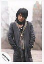 【中古】生写真(ジャニーズ)/アイドル/KAT-TUN KAT-TUN/上田竜也/膝上・グレーコート・両手ポケット・インナー黒・ネックレス・カメラ目線/公式生写...