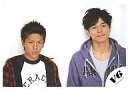 【中古】生写真(ジャニーズ)/アイドル/V6 V6/森田剛・井ノ原快彦/横型・バストアップ・赤黒チェック柄ジャケット・紫色パーカー・イン..