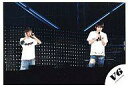 【中古】生写真(ジャニーズ)/アイドル/V6 V6/森田剛・三宅健/ライブフォト・横型・膝上・シャツ白・ジーンズ・背景黒・三宅両手マイク/公式生写真