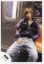 【中古】生写真(ジャニーズ)/アイドル/NEWS NEWS/山下智久/衣装黒・紫・ジーンズ・左手ポケット・座り・首からサングラス/公式生写真