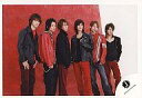【中古】生写真(ジャニーズ)/アイドル/KAT-TUN KAT-TUN/集合(6人)/横型・衣装黒・赤・ジーンズ・背景赤色・白・目線右下/公式生写真