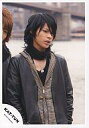 【中古】生写真(ジャニーズ)/アイドル/KAT-TUN KAT-TUN/上田竜也/上半身・グレーコート・インナー黒・ネックレス・黒のネックウォーマー・背景湖・隣...