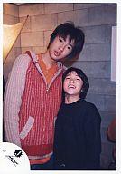 【中古】生写真(ジャニーズ)/アイドル/ジャニーズ ジャニーズ/相葉雅紀・赤間直哉/腰上・衣装赤黒・背景グレー/公式生写真