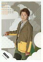 【中古】生写真(ジャニーズ)/アイドル/嵐 嵐/大野智/膝上・衣装茶色.黄色・ズボン緑・背景雲の絵/公式生写真