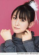 【中古】生写真(ハロプロ)/アイドル/Berryz工房 Berryz工房/菅谷梨沙子/バストアップ・衣装グレー・右手グー・背景ピンク/2Lサイズ/公式生写真