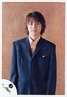 【中古】生写真(ジャニーズ)/アイドル/ジャニーズ ジャニーズ/今井翼/腰上・衣装スーツ黒インナーオレンジ・背景茶/公式生写真