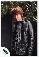 【中古】生写真(ジャニーズ)/アイドル/嵐 嵐/相葉雅紀/上半身・ジャケット黒・インナー白黒・背景木・「Believe/曇りのち、快晴」/公式生写真