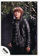 【中古】生写真(ジャニーズ)/アイドル/嵐 嵐/相葉雅紀/膝上・ジャケット黒・インナー白黒・右手グー・背景木・「Believe/曇りのち、快晴」/公式生写真