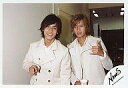 【中古】生写真(ジャニーズ)/アイドル/NEWS NEWS/錦戸亮・山下智久/横型・上半身・コート白・山下右手コップ/公式生写真