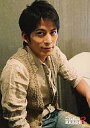 【中古】生写真(ジャニーズ)/アイドル/嵐 V6/岡田准一/膝上・シャツ白・ベスト白・体右向き・ジーンズ・椅子に座り・カメラ目線・背景グレー/V6 ASIA TOUR 2010 in JAPAN READY?