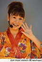 【中古】生写真(ハロプロ)/アイドル/Berryz工房 Berryz工房/菅谷梨沙子/バストアップ・着物オレンジ・左手パー・背景グレー・ヘッドセットマイク・ライブフォト/公式生写真