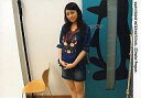 【中古】生写真(ハロプロ)/アイドル/Berryz工房 Berryz工房/菅谷梨沙子/横型・膝上・衣装青・両手重ね・横に椅子/公式生写真
