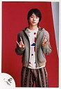 【中古】生写真(ジャニーズ)/アイドル/嵐 嵐/櫻井翔/膝上・衣装白グレー・両手きつね・背景赤/公式生写真