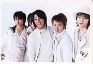 【中古】生写真(ジャニーズ)/アイドル/嵐 嵐/集合(5人)/横型・上半身・衣装白・帽子・ネックレス・背景白/公式生写真
