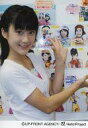 【中古】生写真(ハロプロ)/アイドル/Berryz工房 Berryz工房/嗣永桃子/衣装白.ピンク・上半身・両手パー・壁にブロマイド・公式生写真