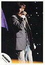 【中古】生写真(ジャニーズ)/アイドル 赤西仁/膝上・グレージャケット・ジーンズ・体右向き・右手マイク・目線右・ロゴ「JIN AKANISHI」/公式生写真