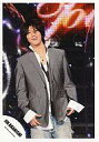 【中古】生写真(ジャニーズ)/アイドル 赤西仁/膝上・グレージャケット・ジーンズ・両手ジャケット・背景スクリーン・笑顔・ロゴ「JIN AKANISHI」/公式生写真