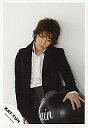 【中古】生写真(ジャニーズ)/アイドル/KAT-TUN KAT-TUN/亀梨和也/膝上・衣装黒・シャツ白・目線左・右手ビーチボール持ち・背景白/公式生写真